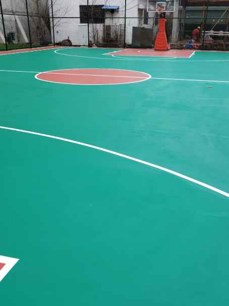 富蕴 球场长期使用易出现地面开裂